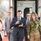 El presidente de la Junta, Alfonso Fernández Mañueco, junto a la consejera de Educación, Rocío Lucas, y los rectores de las cuatro universidades públicas.