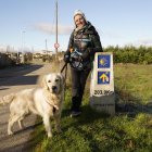 La actriz, cómica y presentadora abulense, Sara Escudero, junto a su perra Phoebe, a su paso por el Bierzo realizando el Camino de Santiago