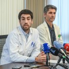 El gerente del Hospital Universitario de Burgos, Carlos Cartón (I), y el jefe del servicio de Oncología del HUBU, Enrique Lastras (D) durante la rueda de prensa