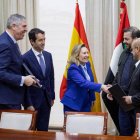 José Vicente de los Mozos, Ángel Escribano, Amparo Valcarce, Faisal Al Bannai y Hamad Al Marar tras la firma del acuerdo, este martes en Madrid.