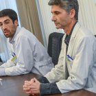 El gerente del Hospital Universitario de Burgos, Carlos Cartón (I), y el jefe del servicio de Oncología del HUBU, Enrique Lastras (D), ofrecen una rueda de prensa para explicar el error que causó la muerte de dos pacientes