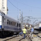 Reparación de la vía donde se produjo el descarrilamiento de un tren en Villada (Palencia)