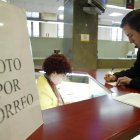 Una persona solicita el voto por correo para las elecciones autonómicas.