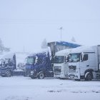 Archivo - Imagen de archivo de camiones parados por la nieve.