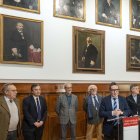 El rector de la Universidad de Salamanca, Juan Manuel Corchado, preside el acto de inauguración de la nueva galería de retratos de rectores, instalada en el Aula Alfonso X de las Escuelas Mayores. Le acompañaron anteriores Rectores de la Usal como José Ramón Alonso (I), Daniel Hernández y Sebastián Battaner.