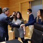 Fernández Carriedo saluda a las portavoces socialistas, Patricia Gómez y Nuria Rubio.