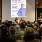 Carlos Martínez Mínguez e Isaac Muñoz atienden a la prensa antes de participar en un encuentro.