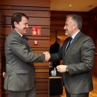 El presidente de la Junta, Alfonso Fernández Mañueco, saluda al presidente de las Cortes, Carlos Pollán, en una imagen de archivo.