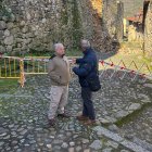 Las copiosas lluvias provocan el derrumbe de una parte de la muralla de Miranda del Castañar (Salamanca). En la imagen, le consejero de Cultura, Gonzalo Santonja, y el alcalde del municipio, Manuel González