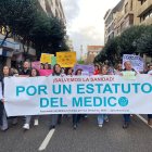 Movilización de los médicos contra el Estatuto Marco que promueve el Ministerio de Sanidad, ayer en León