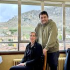 Diego y Patricia posan en el interior del Restaurante Poli en Pancorbo.
