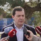 Alfonso Fernández Mañueco, tras la visita a la empresa Techonoform en Tordesillas (Valladolid).