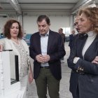 Alfonso Fernández Mañueco y María Pardo durante la visita a la empresa Technoform.
