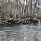 Los agentes buscan en el río Luna.
