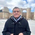 El candidato de Por Ávila, Pedro Pascual, en la Plaza de Santa Teresa de la capital abulense.