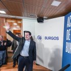 El candidato del Partido Popular de Castilla y León participa en la 'Pegada del primer cartel' en Burgos.