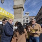 El candidato de Por Ávila a la Presidencia de la Junta, Pedro Pascual, visita el mercado de alimentación de los viernes en la plaza del Mercado Chico.