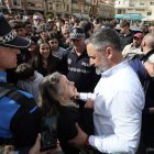 El líder de Vox, Santiago Abascal, y el candidato a la Presidencia de la Junta, Carlos Pollán, participan en un acto electoral en La Bañeza.