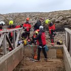 Los equipos de rescate intervienen en la pasarela.