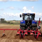 Un tractor prepara la tierra para proceder a la siembra en una explotación agrícola.