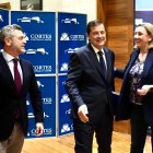 El candidato a la Presidencia de la Junta del Partido Popular, Alfonso Fernández Mañueco, junto a Isabel Blanco al término del primer debate.