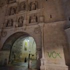 Pintada en el arco de Santa María de Burgos.

La alcaldesa de Burgos, Cristina Ayala, ha lamentado este jueves que "descerebrados" hayan "atacado" el Arco de Santamaría, que ha amanecido con una pintada con la palabra 'VOX' en verde.

POLITICA ESPAÑA EUROPA CASTILLA Y LEÓN
AYTO BURGOS