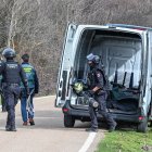 Momento de la detención de un hombre que se se atrincheró en una vivienda familiar de Villoruebo tras secuestrar a un taxista en Madrid