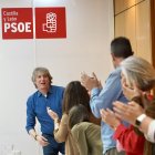 Carlos Martínez recibe el aplauso de sus compañeros a su llegada a la reunión de la Ejecutiva Autonómica