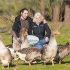 Los fundadores de Pinaroca, Álvaro y Zulema, con sus gansos en el pinar.