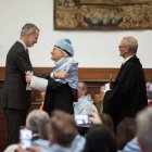 El Rey Felipe VI abraza al recién investido doctor Honoris Causa por la Universidad de Salamanca.