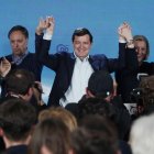El líder del Partido Popular, Alfonso Fernández Mañueco, celebra la victoria en la noche electoral.