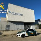 Vehículo de la Guardia Civil frente al centro de salud de Valencia de Don Juan