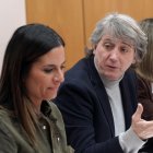 Nuria Rubio y Carlos Martínez durante una reunión con colectivos feministas de Castilla y León
