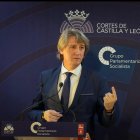 Carlos Martínez, durante su comparecencia ante los medios tras la reunión con Mañueco este jueves.