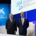 El presidente de CaixaBank, Tomás Muniesa, y el consejero delegado, Gonzalo Gortázar, en la Junta General de Accionistas 2026 de la entidad.