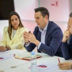 Nuria Rubio, Daniel de la Rosa y Daniel San José, durante la reunión en el PSOE de León.