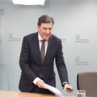 El consejero de Economía y Hacienda y portavoz en funciones de la Junta, Carlos Fernández Carriedo, en la rueda de prensa posterior al Consejo de Gobierno.