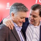 Alfonso Fernández Mañueco abraza a Francisco Vázquez.