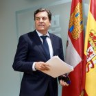 El consejero de Economía y Hacienda y portavoz en funciones, Carlos Fernández Carriedo, comparece en rueda de prensa posterior al Consejo de Gobierno.