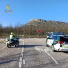 Los agentes de la Guardia Civil en el momento de la intervención del turismo