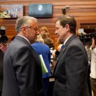 Pollán y Mañueco en la sesión constitutiva de las Cortes de Castilla y León celebrada este martes.