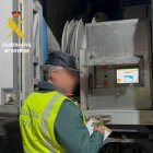 Guardia Civil inspecciona uno de los explosivos