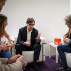 El secretario autonómico del PSOE, Carlos Martínez, en el Global Progressive Mobilisation en Barcelona con el presidente de la Generalitat, Salvador Illa.