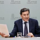 El consejero de Economía y Hacienda y portavoz en funciones, Carlos Fernández Carriedo, comparece en rueda de prensa posterior al Consejo de Gobierno.