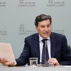 El consejero de Economía y Hacienda y portavoz en funciones, Carlos Fernández Carriedo, comparece en rueda de prensa posterior al Consejo de Gobierno.