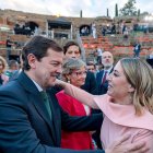 Alfonso Fernández Mañueco felicita a María Guardiola en el Anfiteatro Romano de Mérida.