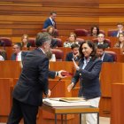 Alicia Gallego rechaza la meda de procuradora en la sesión constitutiva de las Cortes.