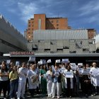 Médicos se concentran en el Clínico en una nueva jornada de huelga del colectivo médico.