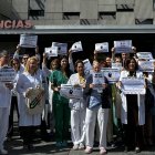 Médicos se concentran en el Clínico en una nueva jornada de huelga del colectivo médico.
