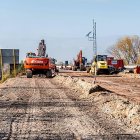 Movimiento de tierras con maquinaria pesada en una autovía en obras.
